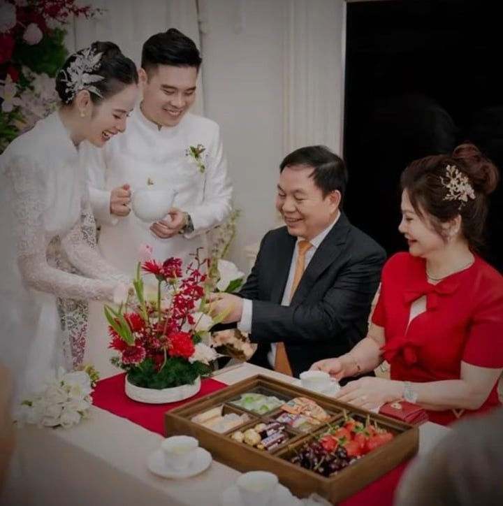 Theo Hương Liên, gia đình chồng cô là cán bộ nhà nước. Bố chồng là cán bộ quân đội, trong khi mẹ là cán bộ hải quan.