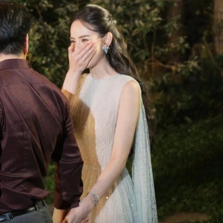 Hương Liên tiết lộ rằng cô và chồng chưa cưới chưa từng quen biết từ trước. Tuy nhiên, mối duyên bất ngờ đã đưa hai người đến với nhau. Ngay từ đầu, cô đã nhận được sự yêu thương và ủng hộ từ phía gia đình chồng, giúp tình cảm đôi bên phát triển bền vững và nghiêm túc.