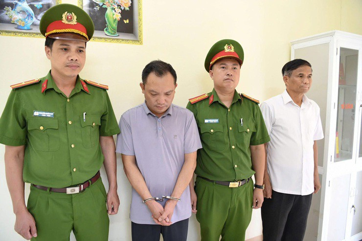 Ông chủ đứng sau công ty sản xuất gần 14.000 sản phẩm mỹ phẩm giả vừa bị bắt là ai?- Ảnh 3.