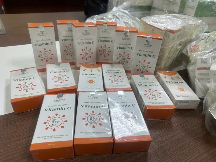 Ông chủ đứng sau công ty sản xuất gần 14.000 sản phẩm mỹ phẩm giả vừa bị bắt là ai?- Ảnh 1.