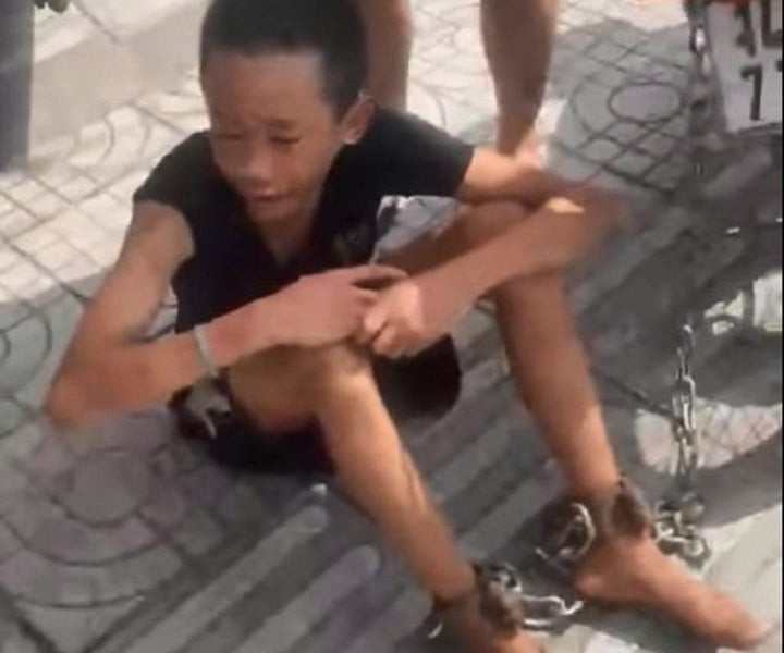 Cháu bé sau khi được người dân giải cứu.