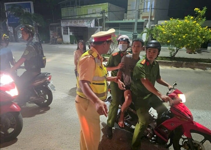 Phòng CSGT Công an tỉnh Lâm Đồng bắt giữ ba thanh niên côn đồ khi đang lẩn trốn tại nhà nghỉ trên địa bàn. (Ảnh: Phương Thanh)