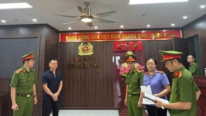 Cán bộ công an đọc các quyết định khởi tố vụ án, khởi tố bị can và lệnh bắt tạm giam Nguyễn Văn Vi. (Ảnh: Công an Thanh Hoá)