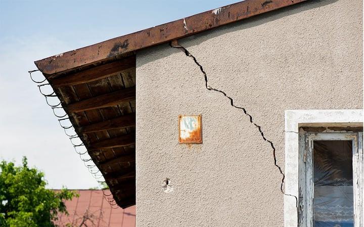 Tường nứt cũng là biểu hiện rõ của phong thủy xấu. (Ảnh: Freepik)