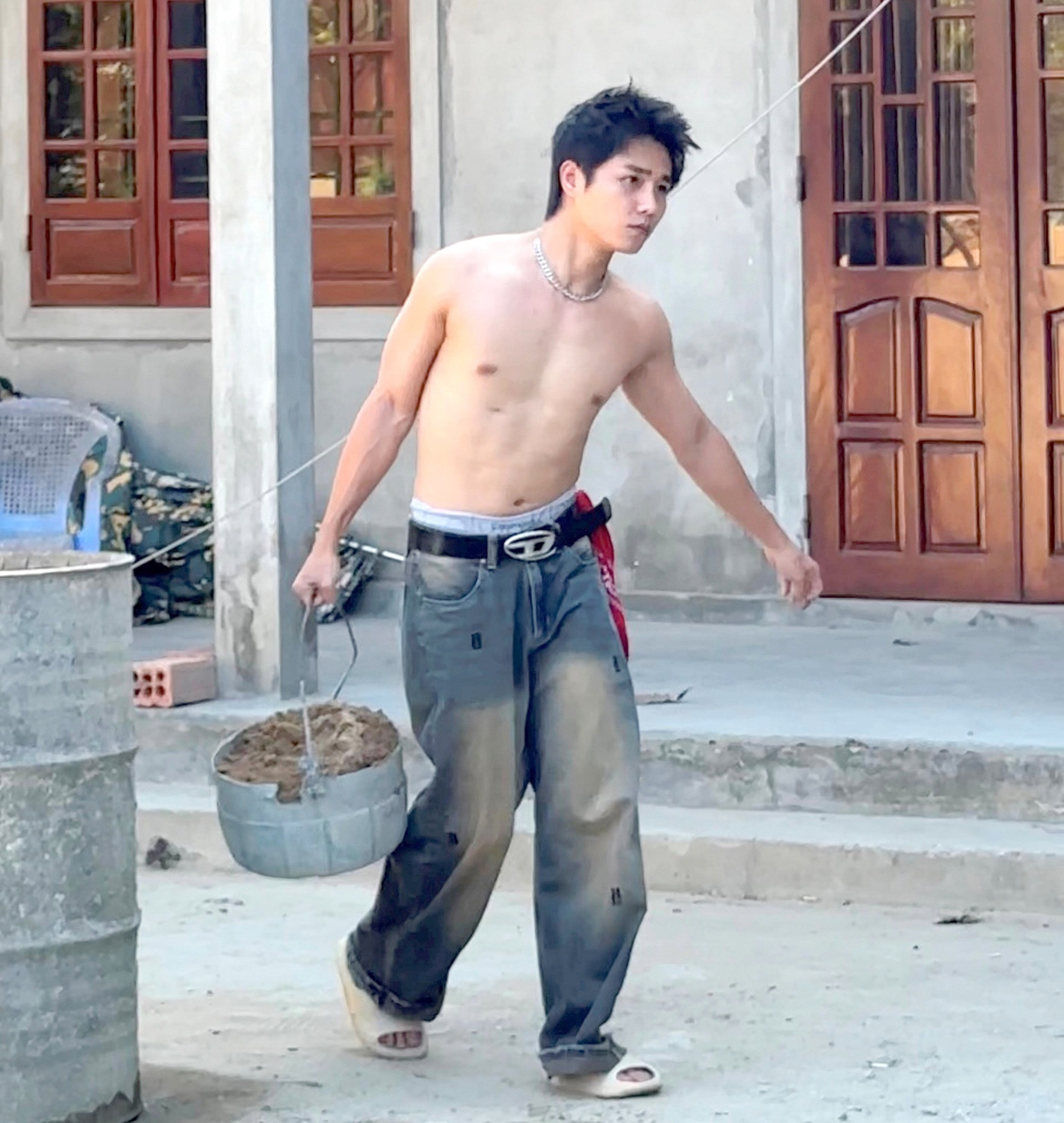 Bạn trai tin đồn Bích Phương bị đào loạt khoảnh khắc từng đi làm phụ hồ