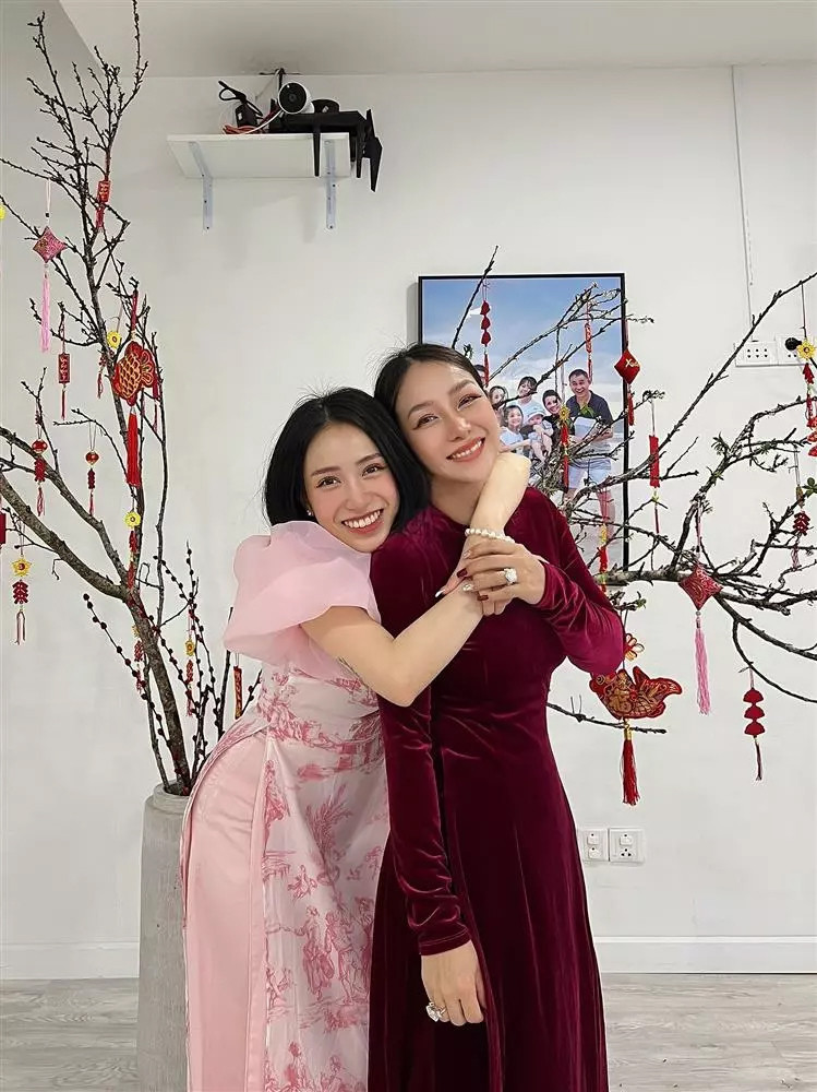 Cuộc sống kín tiếng của vợ cả Minh Nhựa nữ đại gia đình đám Sài thành