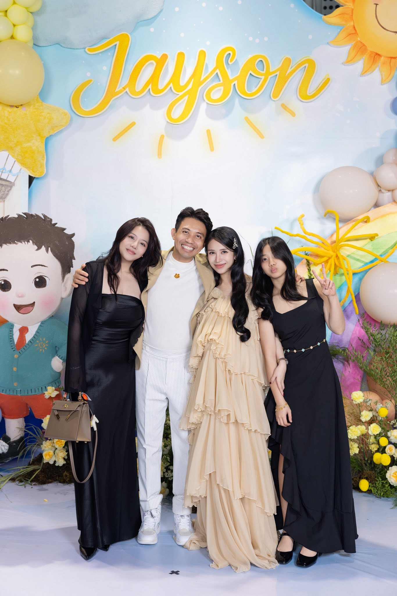 Cuộc sống kín tiếng của vợ cả Minh Nhựa nữ đại gia đình đám Sài thành