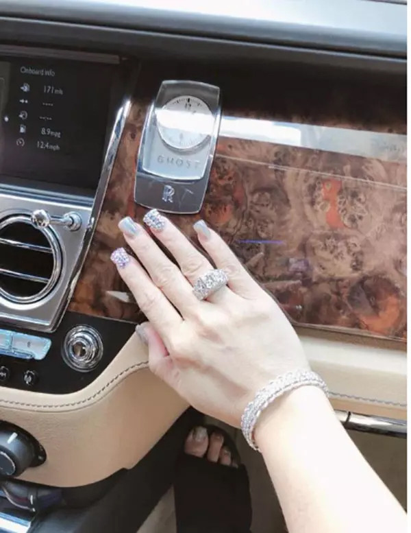 Cuộc sống kín tiếng của vợ cả Minh Nhựa nữ đại gia đình đám Sài thành