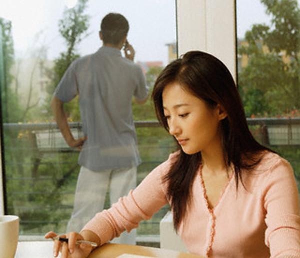 Biết vợ có tiền riêng, chồng âm thầm gửi tiền hàng tháng cho mẹ đẻ... giữ hộ- Ảnh 2.