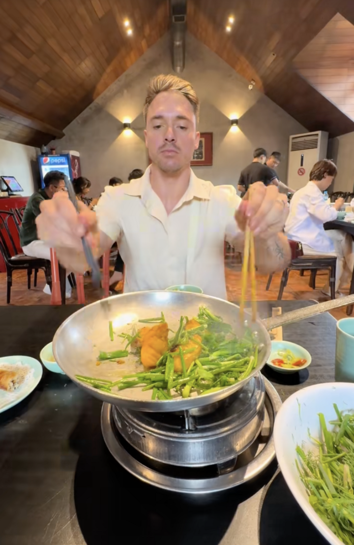 Chàng Tây ăn món Việt chuyên nghiệp nhất mạng xã hội - 3