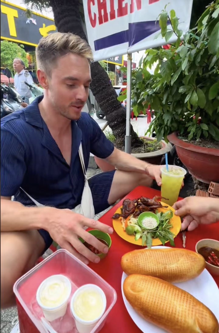 Chàng Tây ăn món Việt chuyên nghiệp nhất mạng xã hội - 1