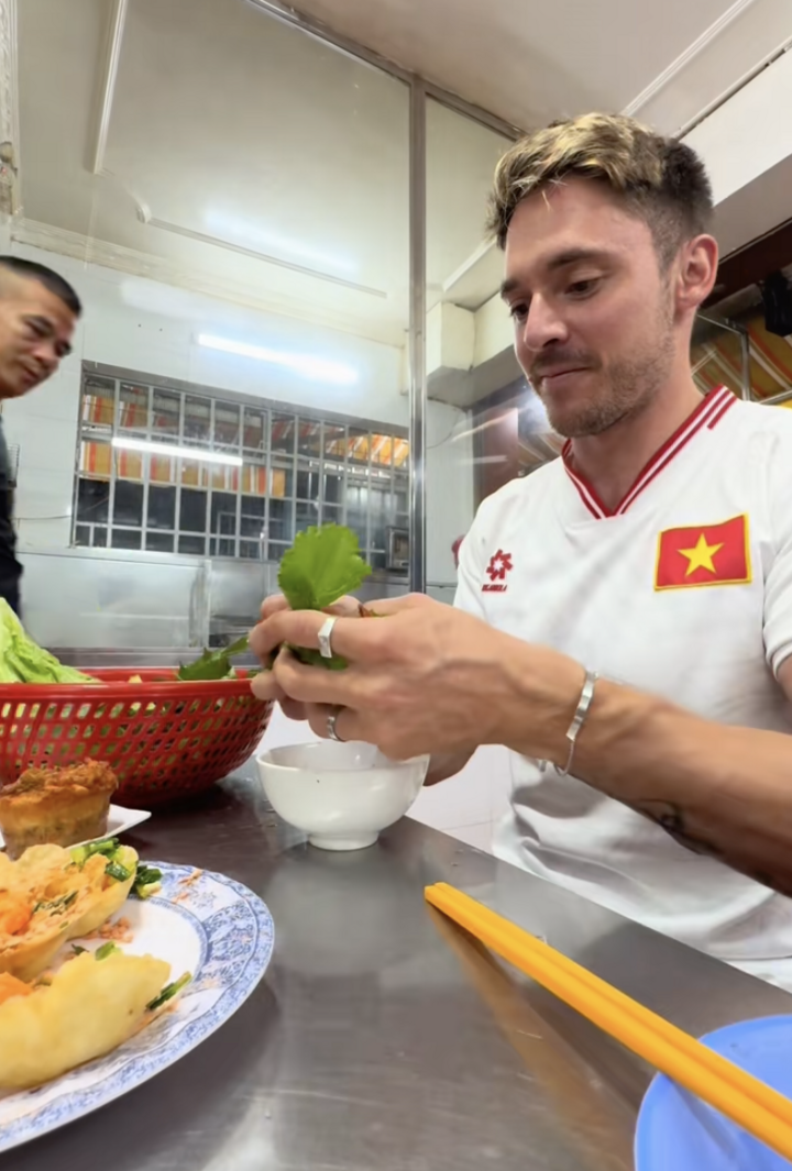 Chàng Tây ăn món Việt chuyên nghiệp nhất mạng xã hội - 2