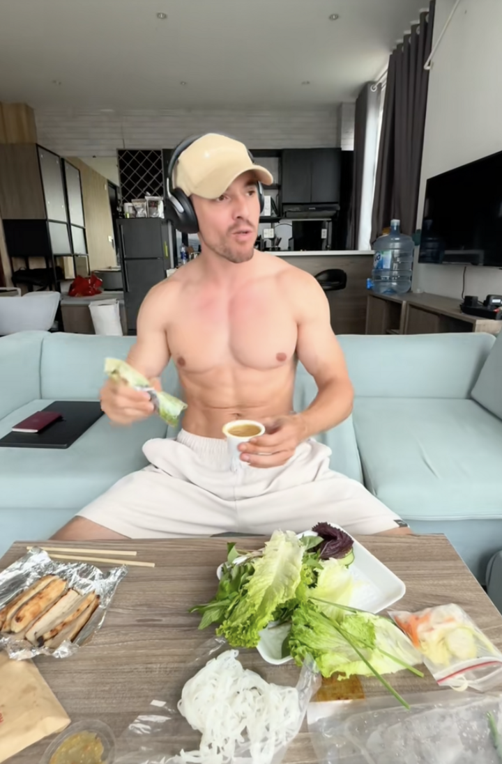 Chàng Tây ăn món Việt chuyên nghiệp nhất mạng xã hội - 8