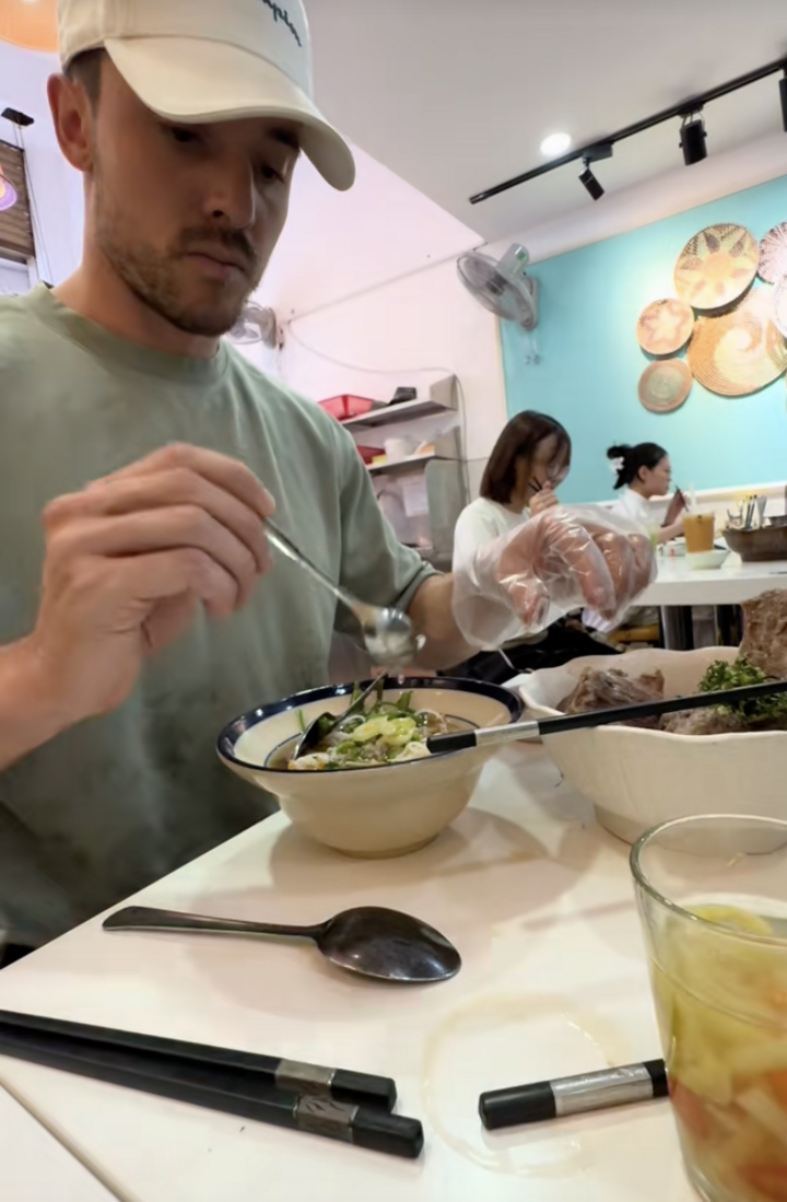 Chàng Tây ăn món Việt chuyên nghiệp nhất mạng xã hội - 5