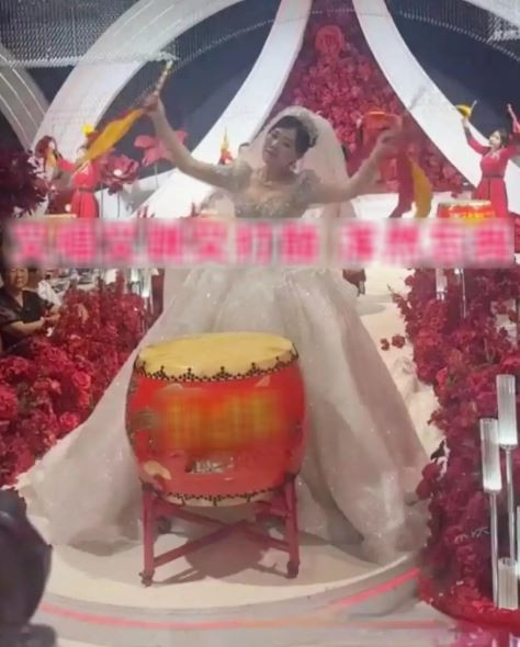 Cô dâu 38 tuổi gây tranh cãi vì trình diễn