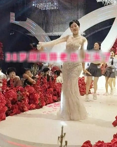 Cô dâu 38 tuổi gây tranh cãi vì trình diễn