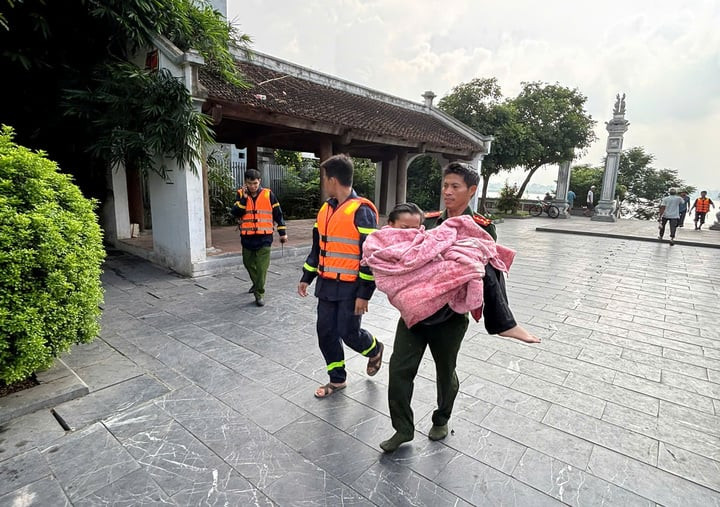 Nạn nhân được cứu nạn và sơ cứu kịp thời, không nguy hiểm tới tính mạng.