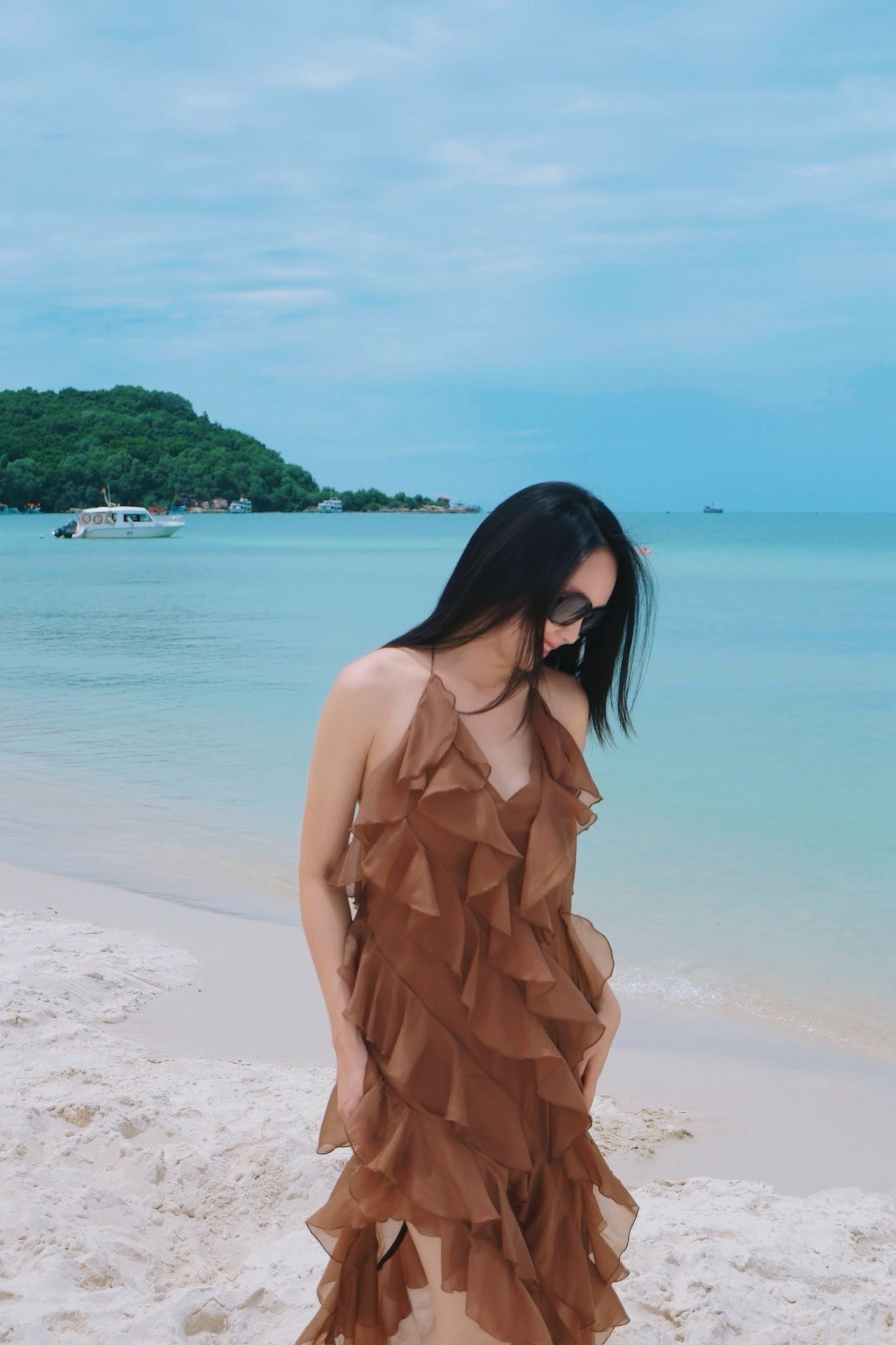 Không diện bikini đi biển, Hồng Diễm vẫn khiến fan trầm trồ- Ảnh 4.
