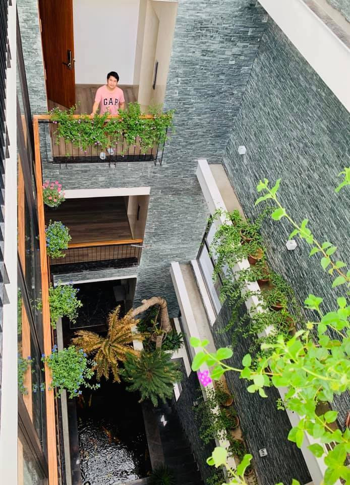 Ca sĩ Trọng Tấn và vợ con đang sống trong một căn nhà 4 tầng, rộng 120m2 ở Hà Nội.