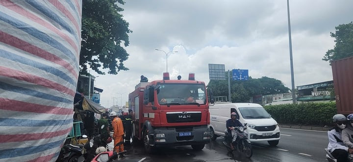 Lực lương chức năng điều nhiều xe chữa cháy cùng cán bộ chiến sĩ đến hiện trường khống chế ngọn lửa.
