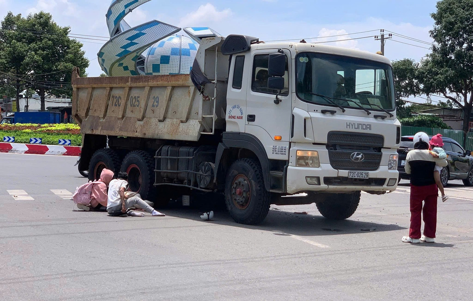 Cô gái tử vong thương tâm dưới bánh xe tải sau chuyến du lịch trở về nhà.jpg