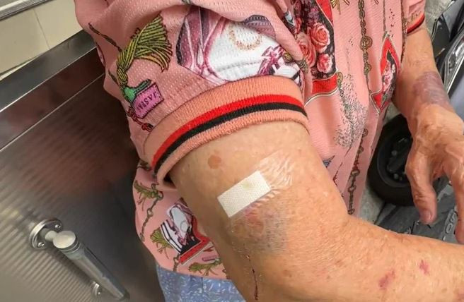 Cụ bà 80 tuổi bị nhóm thanh niên vây đánh, lý do gây phẫn nộ- Ảnh 1.