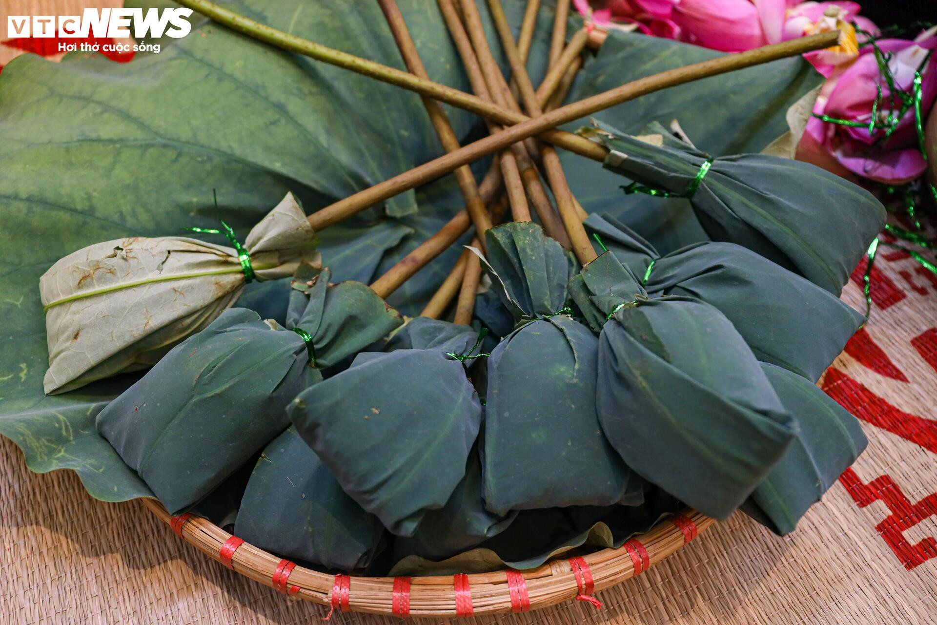 Loại trà đắt đỏ nhất Hà Nội, giá hơn 10 triệu đồng/kg được chế biến thế nào? - 16