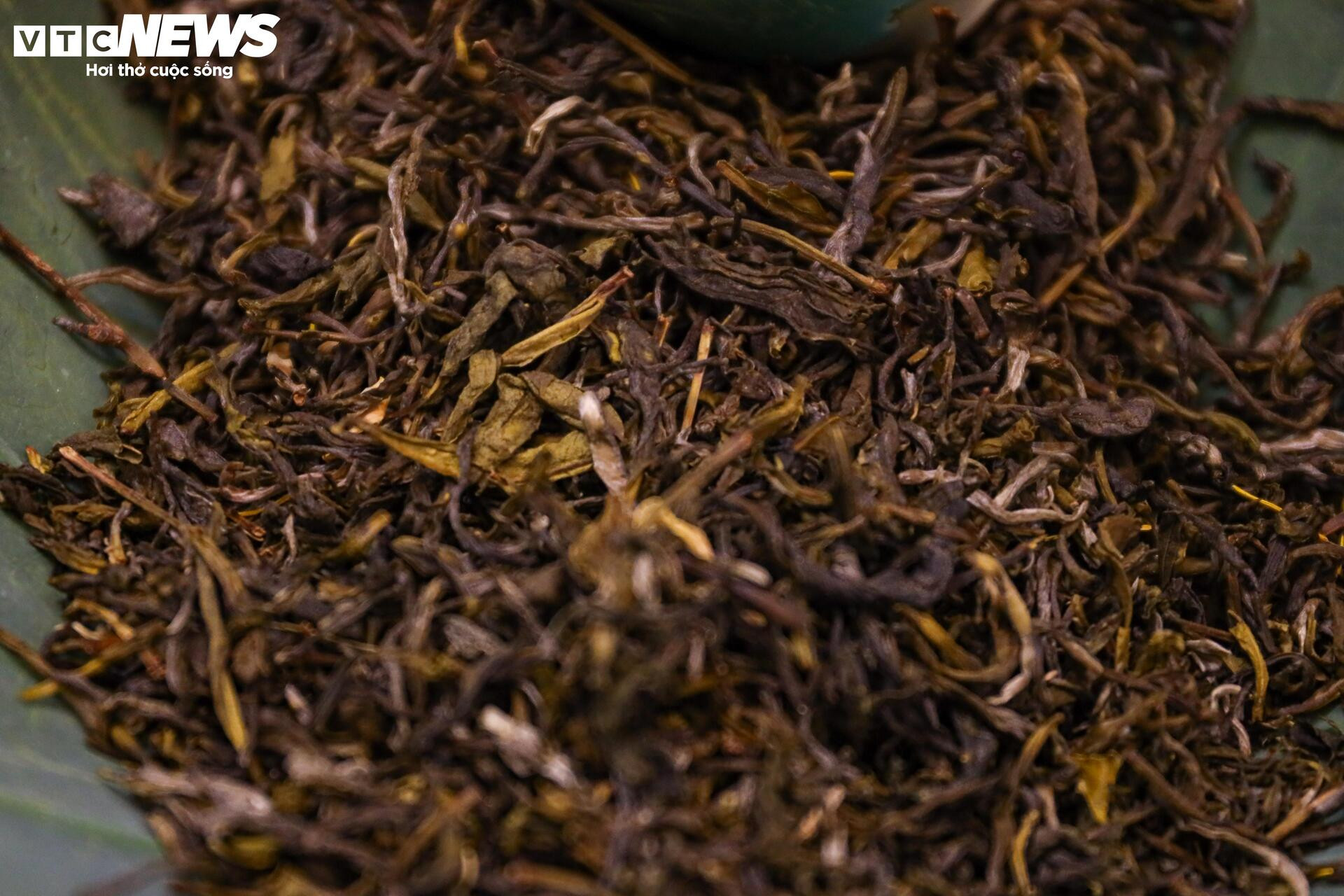 Loại trà đắt đỏ nhất Hà Nội, giá hơn 10 triệu đồng/kg được chế biến thế nào? - 12