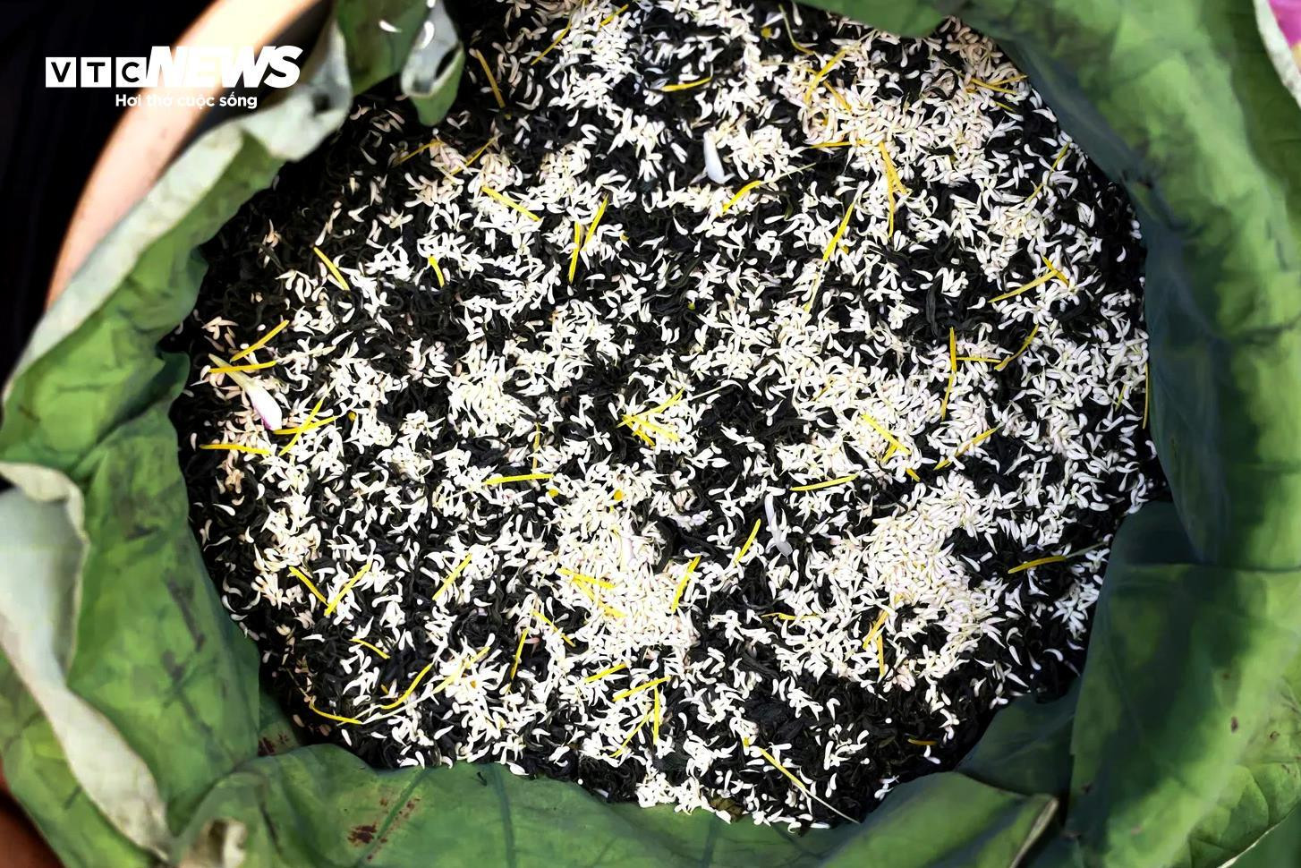 Loại trà đắt đỏ nhất Hà Nội, giá hơn 10 triệu đồng/kg được chế biến thế nào? - 13
