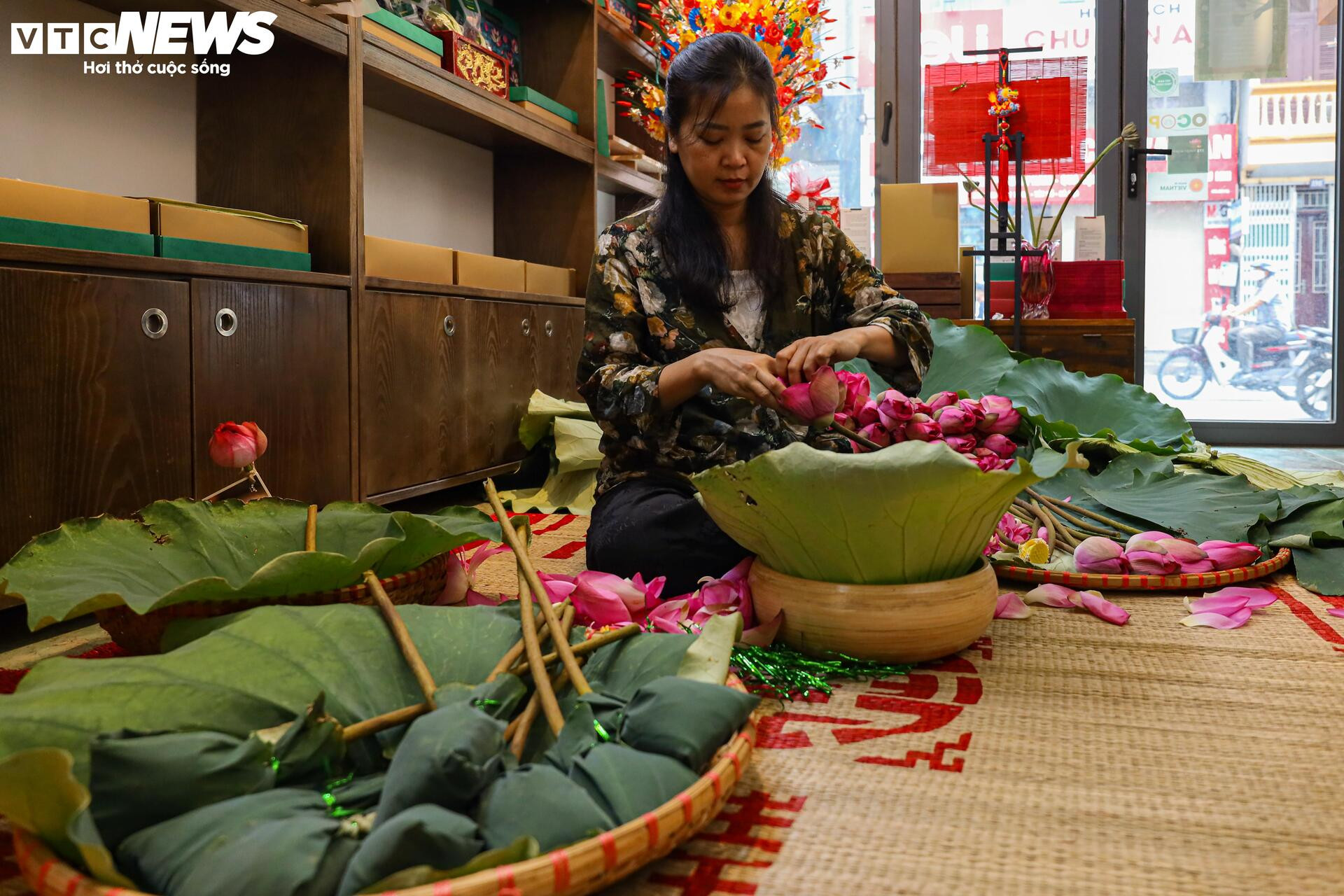 Loại trà đắt đỏ nhất Hà Nội, giá hơn 10 triệu đồng/kg được chế biến thế nào? - 7