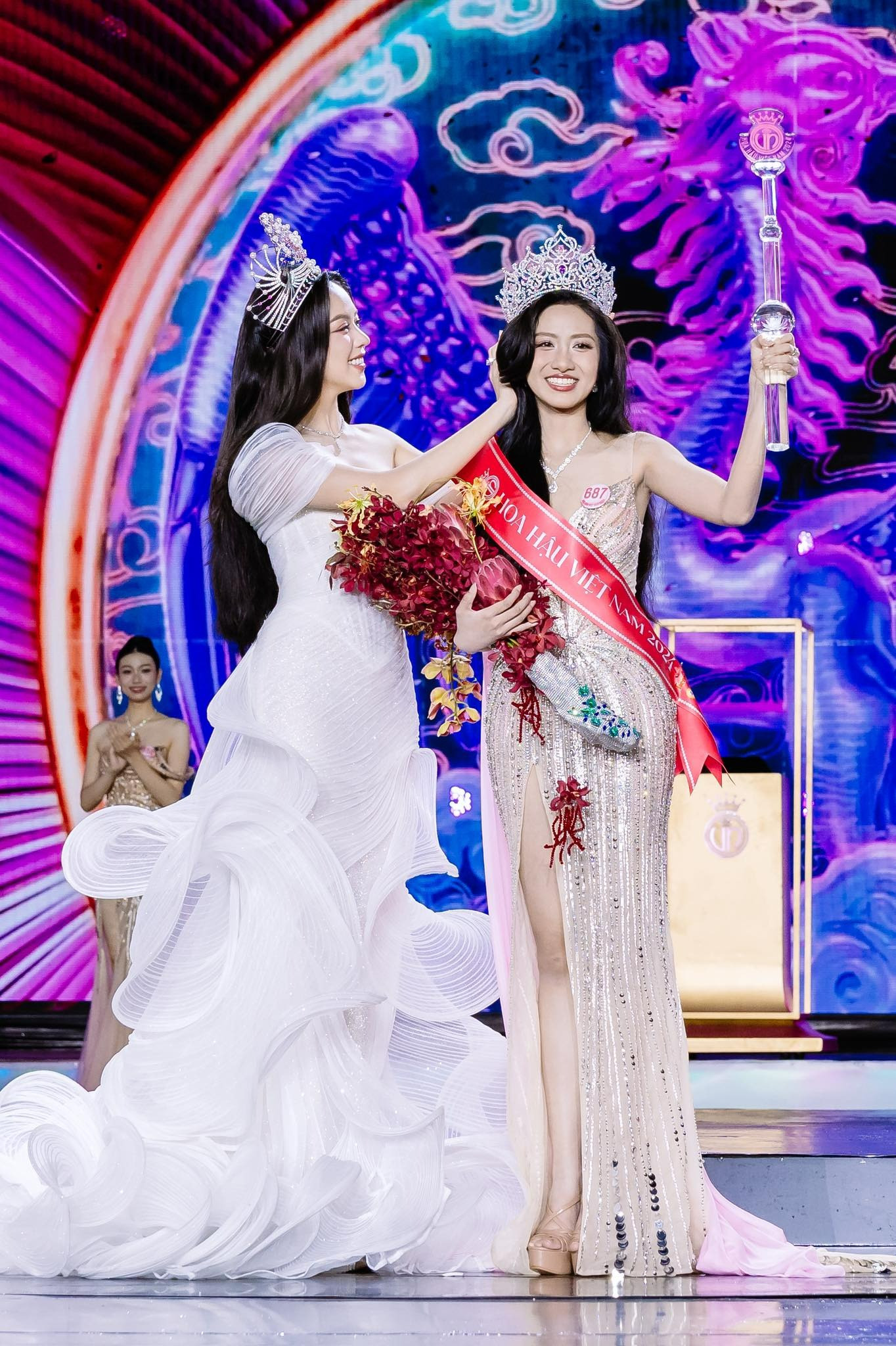 Mới đăng quang 1 tuần Hoa hậu Việt Nam Trúc Linh đã bị soi trình catwalk