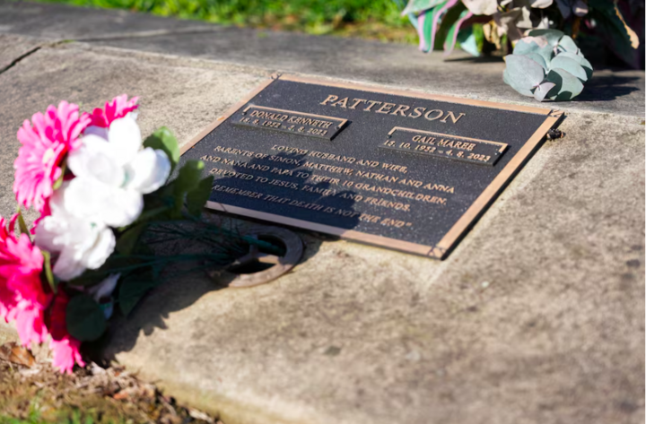 Tấm bảng tưởng niệm Don và Gail Patterson tại nghĩa trang chung Korumburra ở Korumburra, Úc. (Ảnh: Reuters)