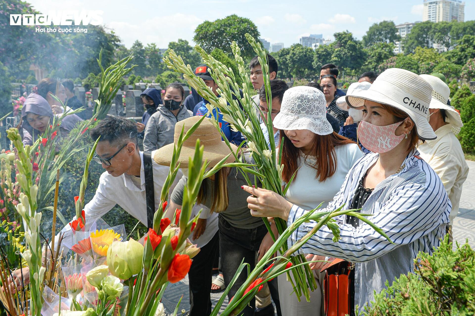 Xúc động dòng người viếng mộ cố Tổng Bí thư Nguyễn Phú Trọng - 15