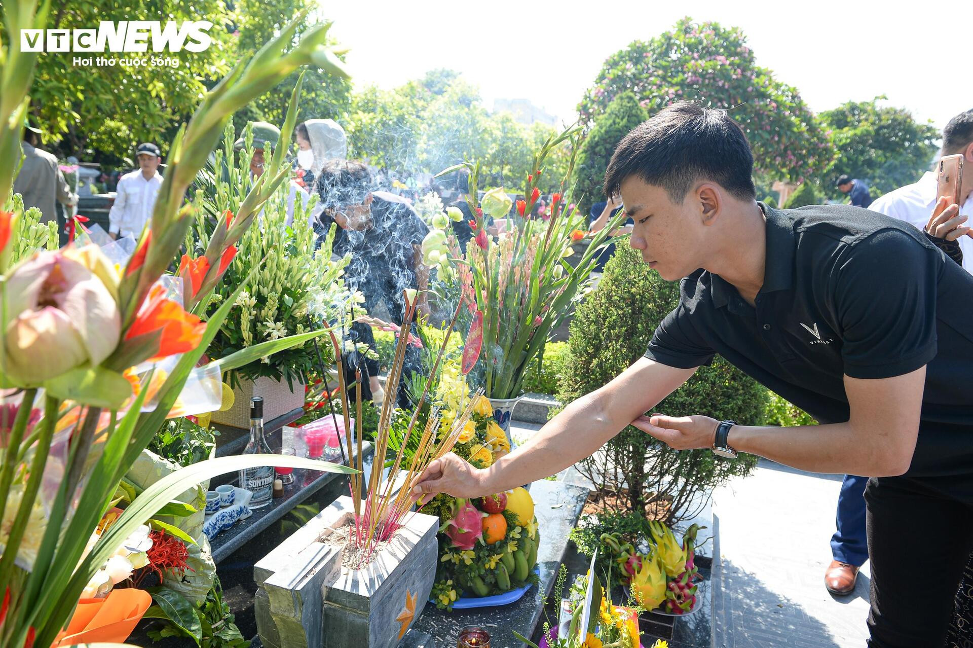 Xúc động dòng người viếng mộ cố Tổng Bí thư Nguyễn Phú Trọng - 14