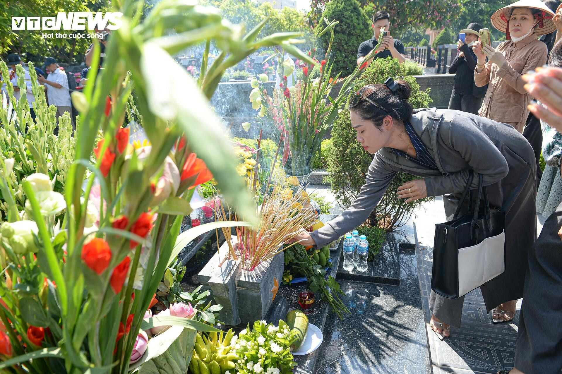 Xúc động dòng người viếng mộ cố Tổng Bí thư Nguyễn Phú Trọng - 12