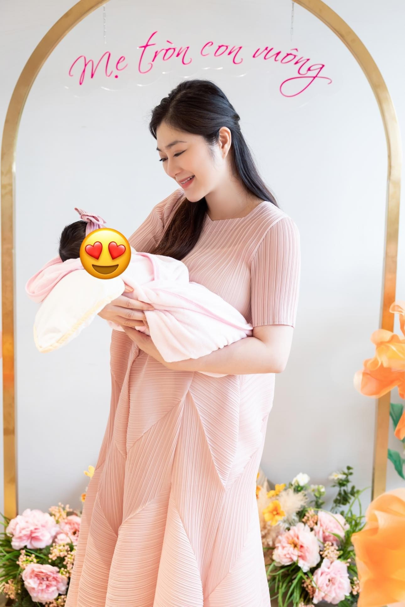 Xúc động hình ảnh Thanh Trúc quỳ gối để cầu con