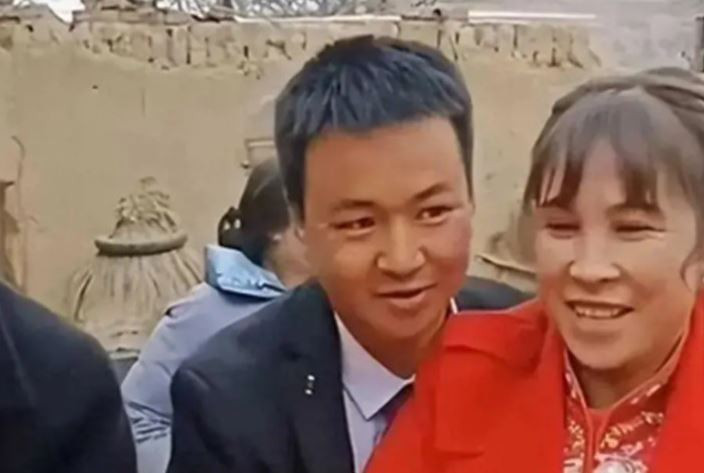 Chú rể 33 tuổi cưới cô dâu 46 tuổi, hành động trong đám cưới gây bất ngờ- Ảnh 1.