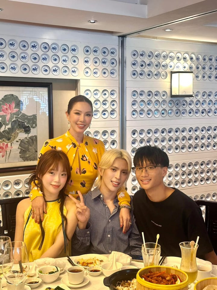 Hoa hậu Thu Hoài và 3 người con.