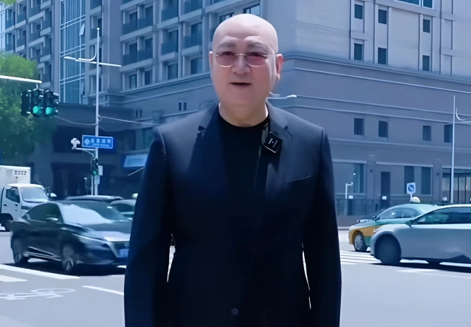 Tài tử Trì Trọng Thụy gây chú ý khi môi giới bất động sản.