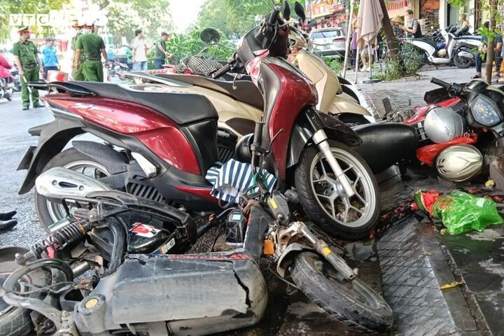 Nhiều phương tiện nằm ngổn ngang tại hiện trường vụ tai nạn.