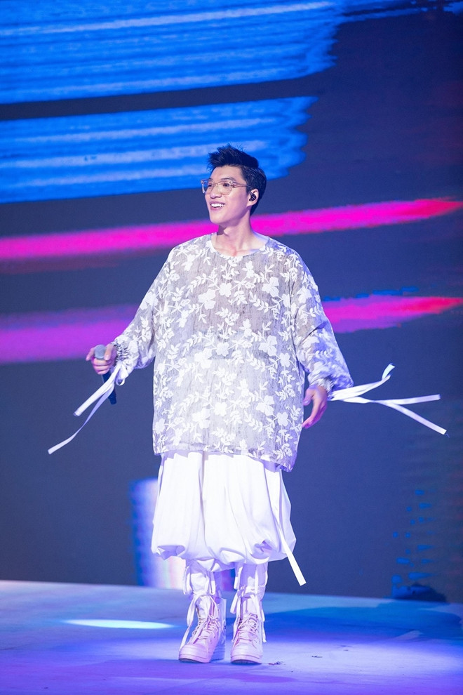 HIEUTHUHAI và những lần diện trang phục phi giới tính gây chú ý