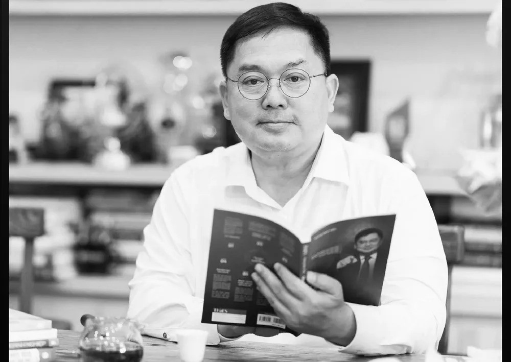 Loạt ảnh hiếm thời trẻ của ông Hoàng Nam Tiến