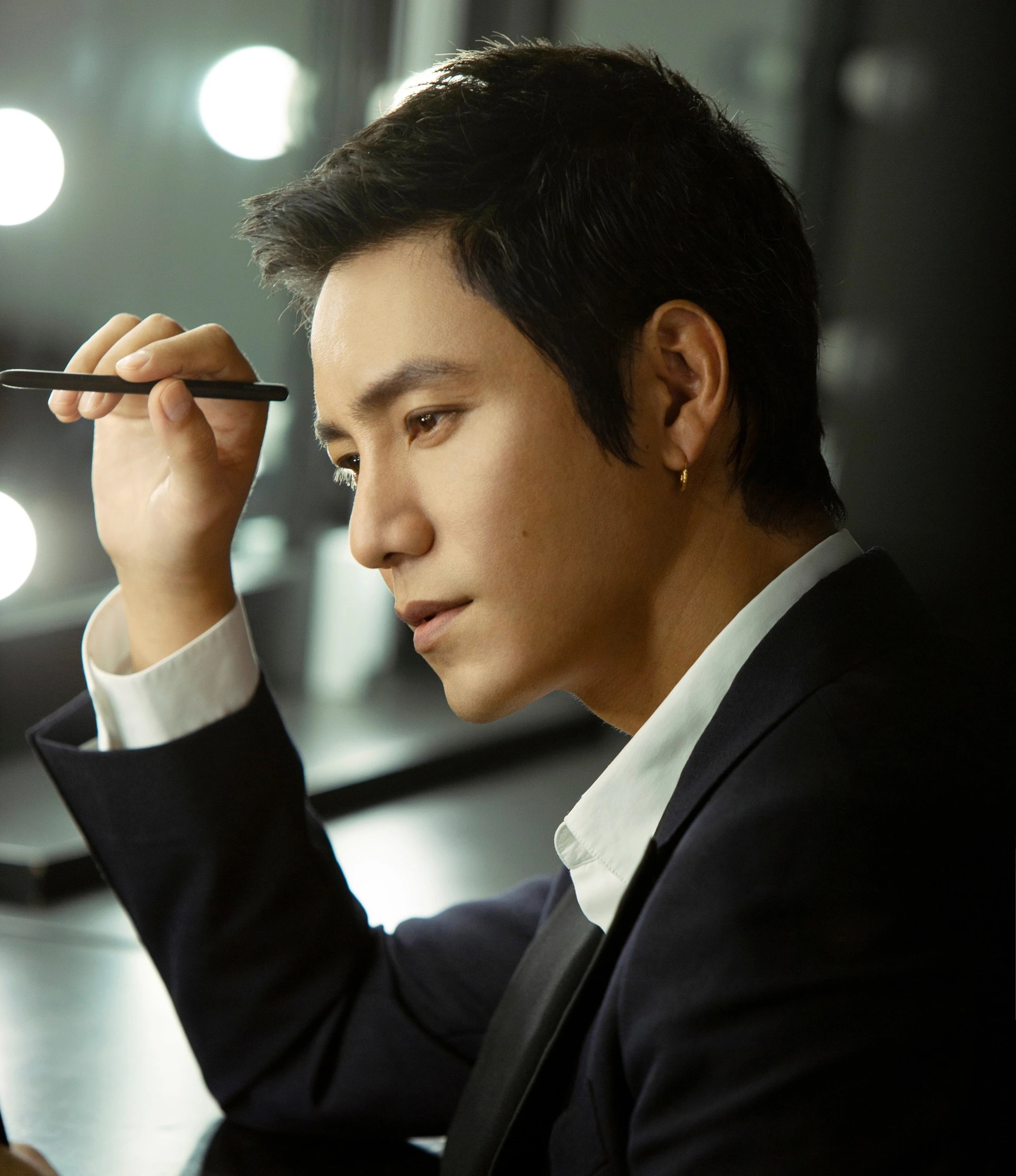 Nam thần màn ảnh gây choáng với diện mạo khác lạ - Ảnh 2.