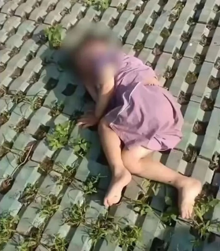 Một người dân đi ngang qua phát hiện đứa trẻ nằm trên mặt đất. (Ảnh: Beijing News)