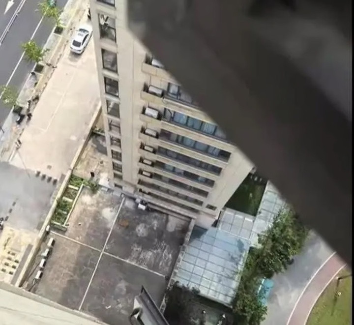 Có thể thấy rõ mức độ nghiêm trọng của cú rơi từ góc nhìn căn hộ của gia đình. (Ảnh: Beijing News)