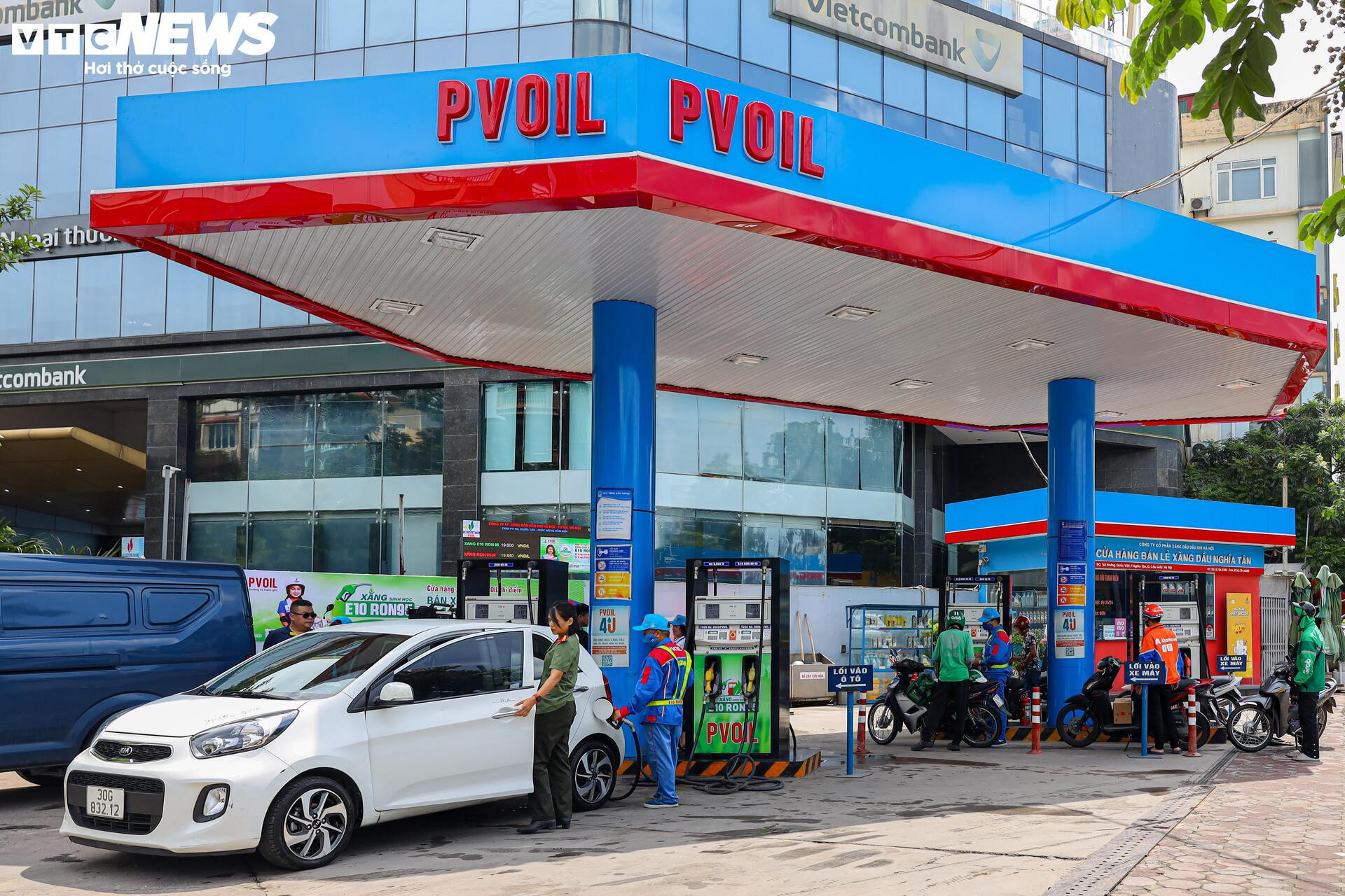Ngày đầu bán xăng E10 tại Hà Nội: Khách hàng sẵn sàng mua để bảo vệ môi trường - 10
