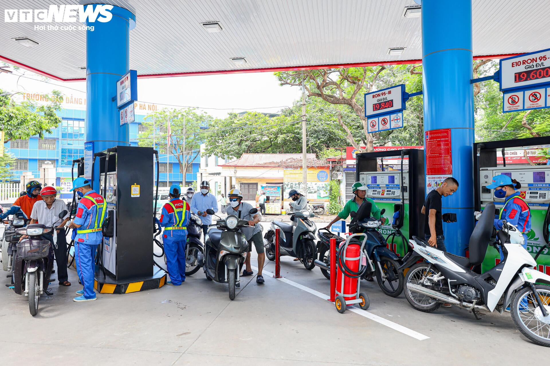 Ngày đầu bán xăng E10 tại Hà Nội: Khách hàng sẵn sàng mua để bảo vệ môi trường - 9