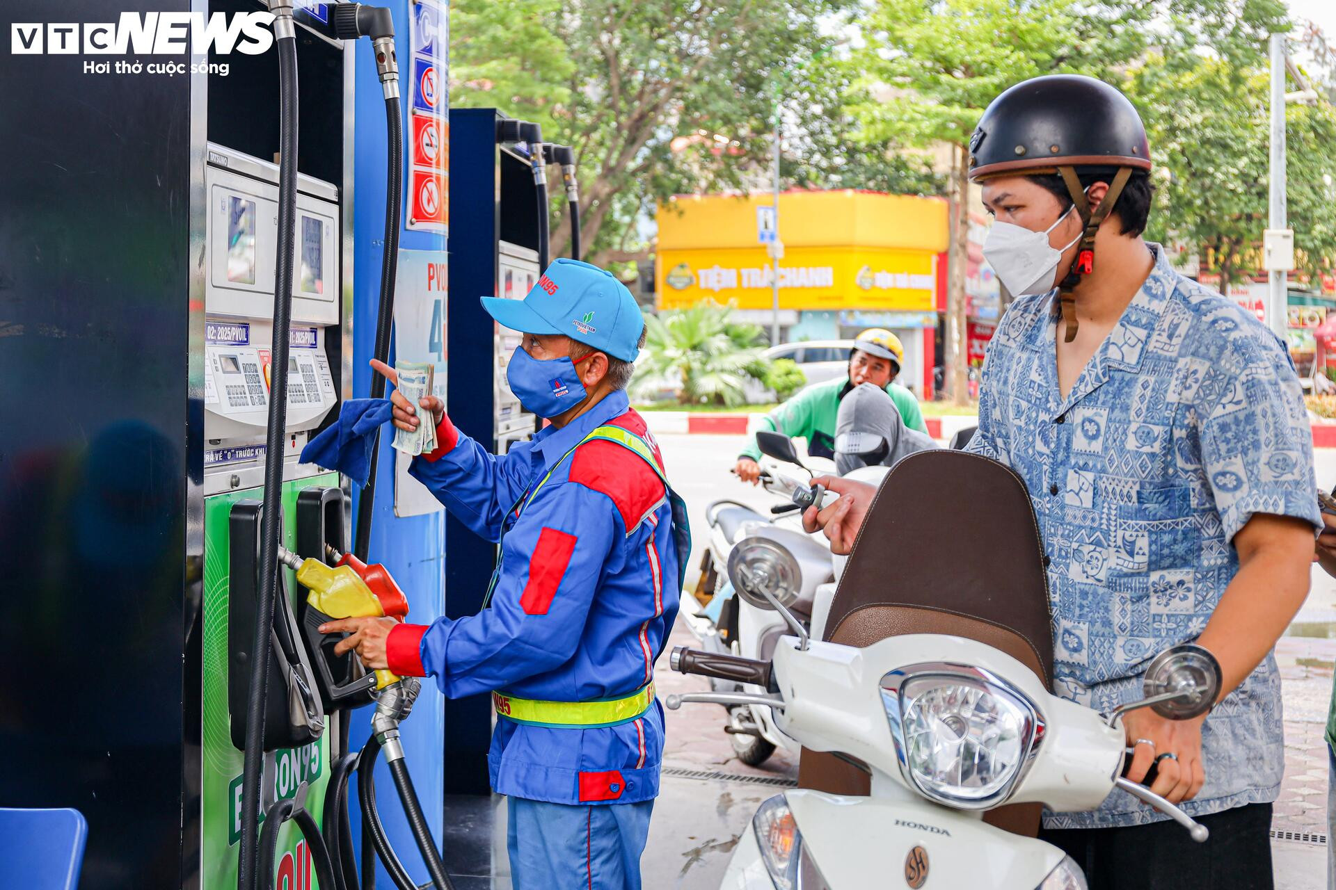 Ngày đầu bán xăng E10 tại Hà Nội: Khách hàng sẵn sàng mua để bảo vệ môi trường - 14