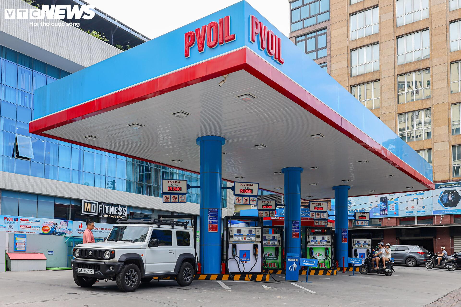 Ngày đầu bán xăng E10 tại Hà Nội: Khách hàng sẵn sàng mua để bảo vệ môi trường - 1