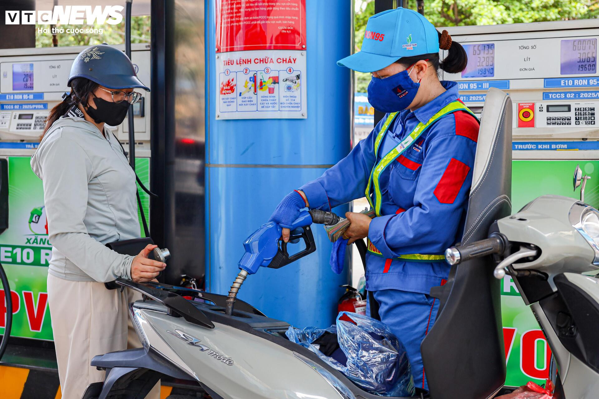 Ngày đầu bán xăng E10 tại Hà Nội: Khách hàng sẵn sàng mua để bảo vệ môi trường - 8